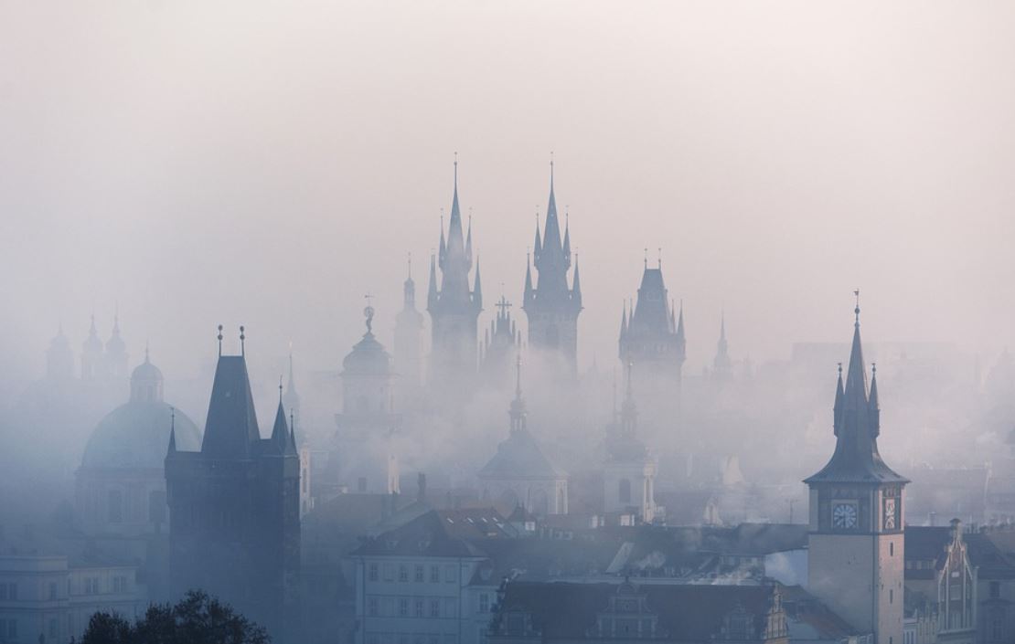 Praha v mlze