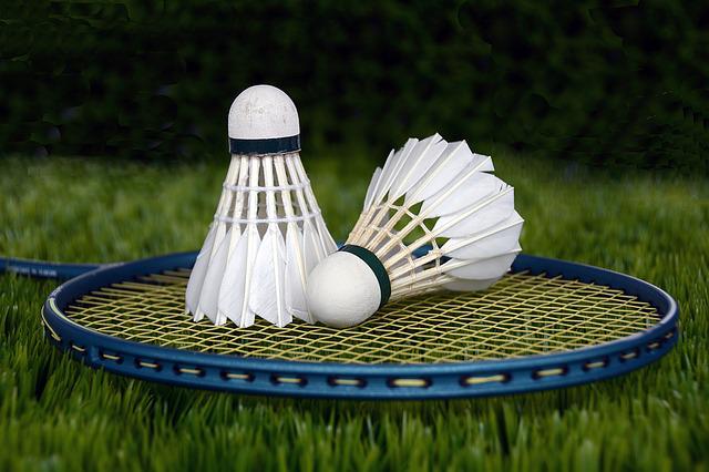 raketa a míčky na badminton