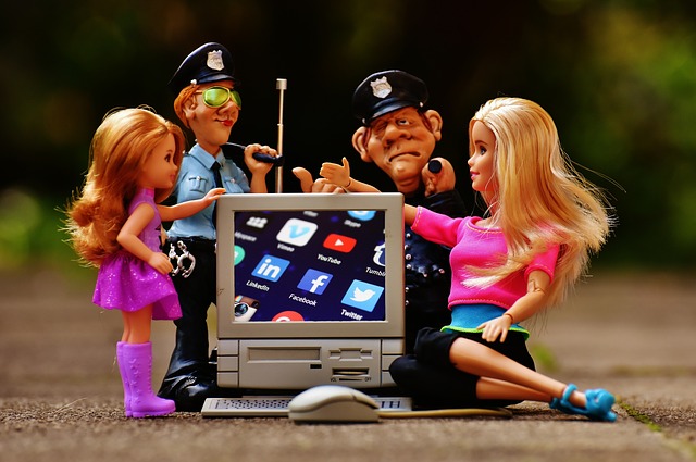 policie a Barbie