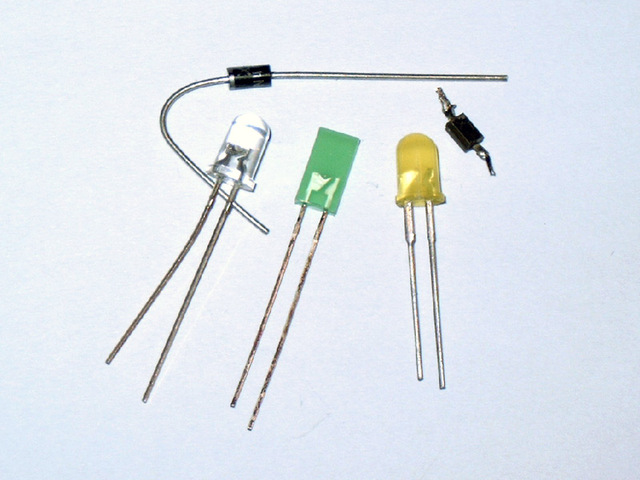 elektronické součástky s LED diodami.jpg